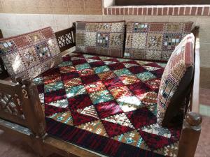  فرش و پشتی تخت سنتی   